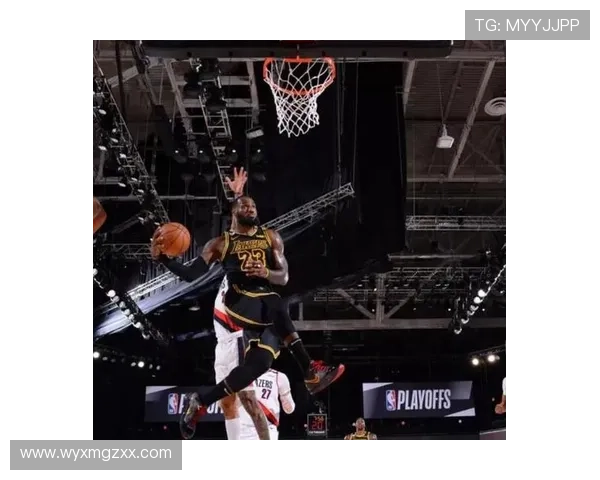 布朗左侧加速突破飞身拉杆上篮得手完美演绎个人进攻突破技巧